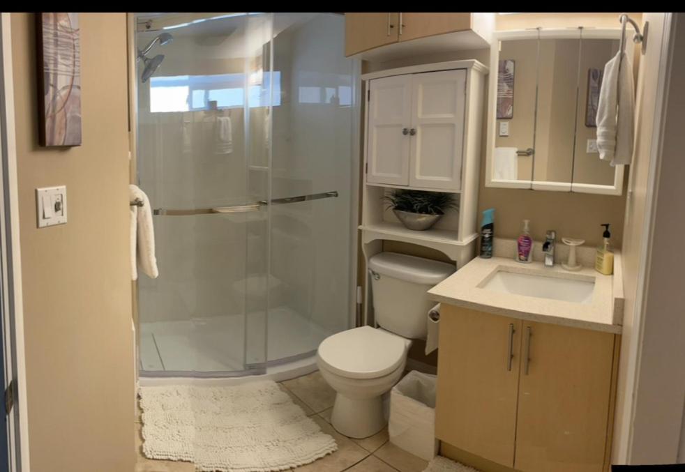 Cozy And Modern 3 Bedroom In Central Location! Виктория Екстериор снимка