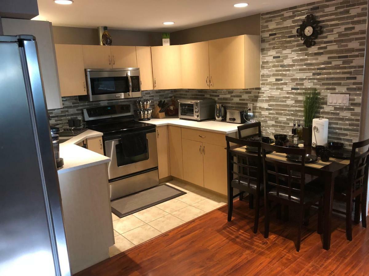 Cozy And Modern 3 Bedroom In Central Location! Виктория Екстериор снимка