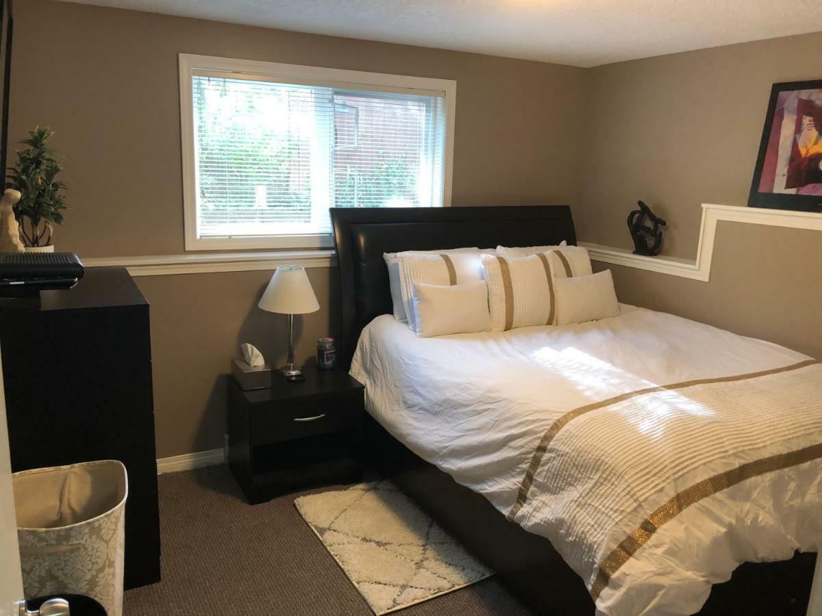 Cozy And Modern 3 Bedroom In Central Location! Виктория Екстериор снимка