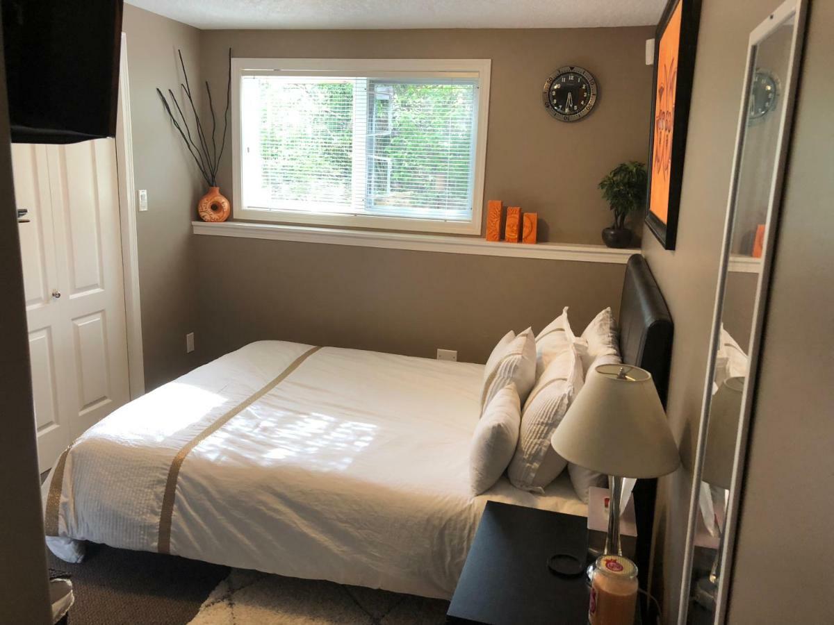 Cozy And Modern 3 Bedroom In Central Location! Виктория Екстериор снимка
